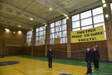 Александр Шагиев проверил работу новых ламп освещения в спортзале Лотошинской СОШ №2