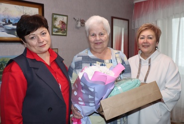 Жительницу поселка Кировский поздравили с юбилеем