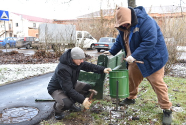 Лотошинские коммунальщики поставили новые урны и спилили ветки по обращению жителей
