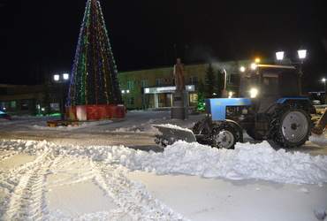 Коммунальщики почистили от снега центральную площадь посёлка Лотошино