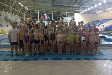 25 декабря 2025 года в бассейне МУ КСЦ «Лотошино» прошли веселые Новогодние старты по плаванию «Новогодний переполох»