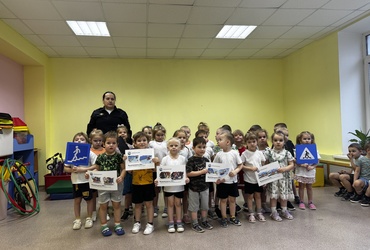 Сотрудники Госавтоинспекции провели мероприятие по ПДД с  воспитанниками детского сада