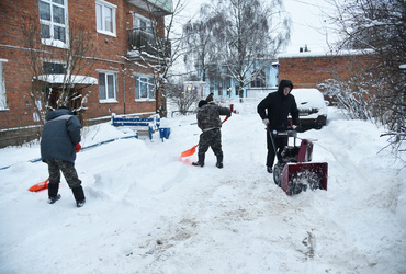 Лотошинские коммунальщики почистили двор на Калинина от снега