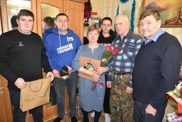 Окружные депутаты поздравили жительницу Лотошино с юбилеем